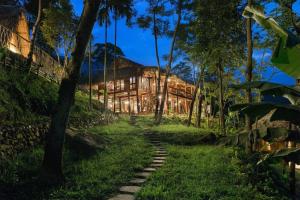 um caminho que leva a uma casa na floresta em Ciel de Puluong em Pu Luong