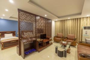 Chuc TchiaKhách sạn Hữu Nghị的配有床和沙发的酒店房间