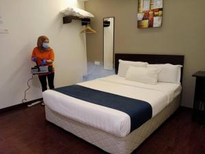 Postel nebo postele na pokoji v ubytování 1 Orange Hotel Kuchai Lama KUALA LUMPUR