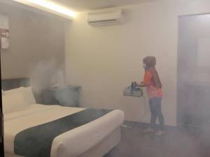 Postel nebo postele na pokoji v ubytování 1 Orange Hotel Kuchai Lama KUALA LUMPUR
