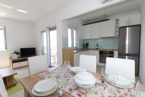 Kuchyň nebo kuchyňský kout v ubytování Apartments Pivac