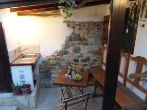 een kleine kamer met een tafel en een wastafel bij Guesthouse Gonia in Pera Orinis