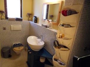 een badkamer met een wastafel en een toilet bij Guesthouse Gonia in Pera Orinis
