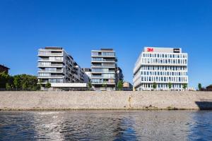 due edifici alti vicino a un bacino d'acqua di Odra View Apartments a Breslavia
