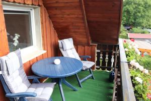 eine Terrasse mit einem Tisch und Stühlen auf dem Balkon in der Unterkunft Ferienhaus Geli in Wernigerode