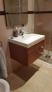 łazienka z umywalką i prysznicem w obiekcie Marina d'Or, apartamentos Valparaíso w mieście Oropesa del Mar