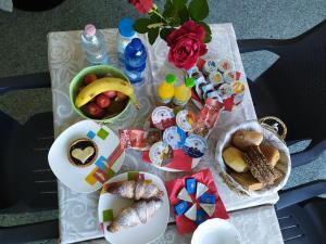 een tafel met veel eten en drinken erop bij Bed & Breakfast Tiffany in Domodossola