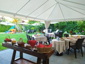 ein Catering-Zelt mit Tischen und Stühlen im Hof in der Unterkunft Bed & Breakfast Tiffany in Domodossola