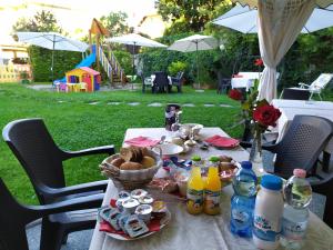 einen Picknicktisch mit Speisen und Getränken darauf in der Unterkunft Bed & Breakfast Tiffany in Domodossola