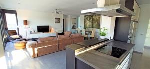 cocina y sala de estar con sofá y mesa en Bella Galera, en Altea