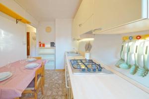 uma cozinha com um fogão, uma mesa e um balcão em Venice 410 San Polo Roky wifi center city em Veneza