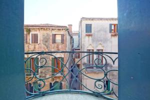 Balkón alebo terasa v ubytovaní Venice 410 San Polo Roky wifi center city