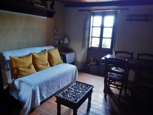 een woonkamer met een bank en een tafel bij Ca' d'Alfieri in Bardi