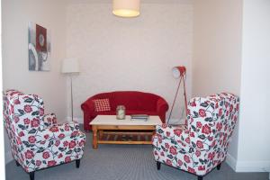 a living room with two chairs and a coffee table at The Brown Pub in Methven