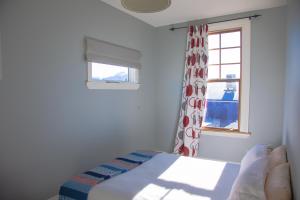 um quarto com uma cama e uma janela em The Brown Pub em Methven