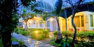 a house with palm trees in front of it at 悦來民宿 台東縣民宿334號 in Taiping