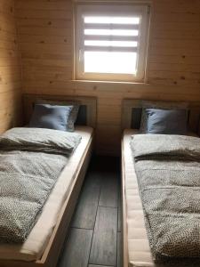 Кровать или кровати в номере Stajnia Bocianie Gniazdo