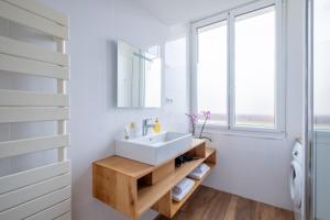 Koupelna v ubytování Lyon Urban Cocoon Gîte urbain eco-responsable + 37 fotografií