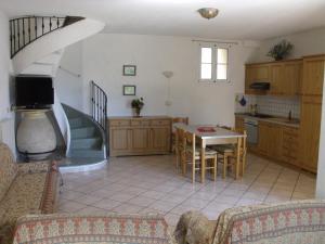 A kitchen or kitchenette at Agriturismo Gli Ulivi