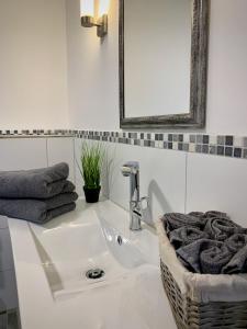 a bathroom with a sink and a mirror and towels at Ferienhaus Casa Markus Kalkar in Kalkar