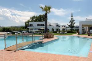 Bazén v ubytovaní Geraniotis Hotel and Resort alebo v jeho blízkosti