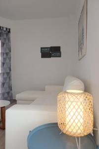 Cette chambre dispose d'une table et d'une lumière sur le mur. dans l'établissement Apartamento La Playa, à Nerja
