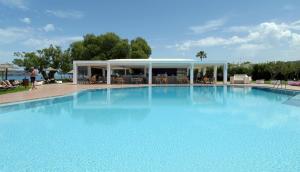 Bazén v ubytovaní Geraniotis Hotel and Resort alebo v jeho blízkosti
