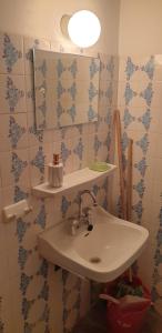 A bathroom at Pansion Marousa