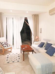 un soggiorno con due divani e un tavolo di Seaview Apartment Esentepe Northern Cyprus a Saint Amvrosios