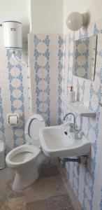 A bathroom at Pansion Marousa