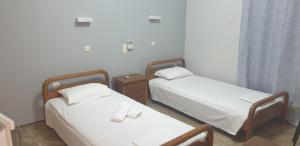 A bed or beds in a room at Pansion Marousa