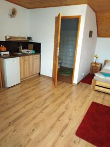 eine Küche und ein Wohnzimmer mit Holzboden in der Unterkunft U Halinki in Uherce Mineralne