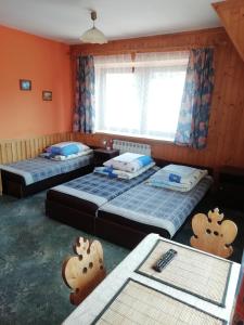 um quarto com 2 camas e uma janela em Pokoje gościnne u Stocha em Poronin