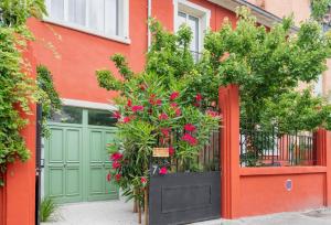 un garaje con una puerta roja con flores. en Lyon Urban Cocoon Gîte urbain eco-responsable en Lyon