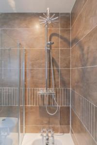 ein Bad mit einer Dusche und einem Waschbecken in der Unterkunft Escape Ordinary at Castle Hume in Enniskillen