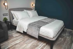 Кровать или кровати в номере Rooster Suites