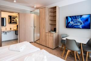 Telewizja i/lub zestaw kina domowego w obiekcie Al Mare - Apartamenty i pokoje