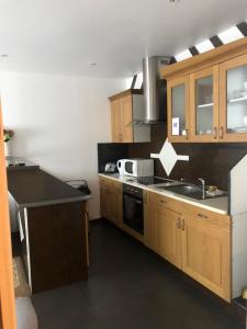 Kuchyň nebo kuchyňský kout v ubytování Appartements Charles De Gaulle