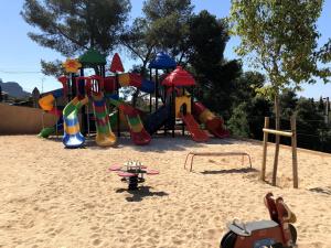 un parque infantil en la arena con un equipo de juegos en Frantheor Saint-Raphael 4 étoiles en Saint-Raphaël