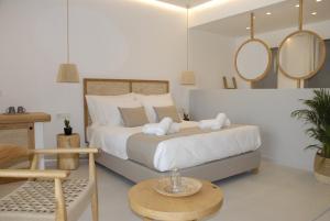 um quarto com uma cama, uma mesa e espelhos em Aqua Blu "Adults Only" - "by Checkin" em Hersonissos