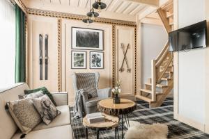 un salon avec un canapé et une table dans l'établissement Villa Hello Tatry, à Zakopane