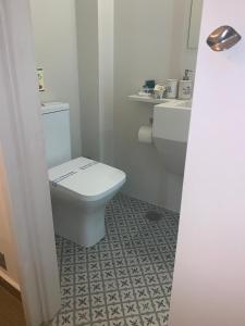 A bathroom at Acro&Polis