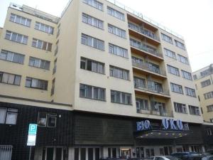 un gran edificio de apartamentos con un cartel en Apartments Letna, en Praga