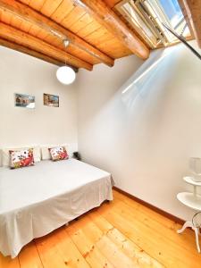 una camera con letto e pavimento in legno di Casa IV Novembre a Pachino
