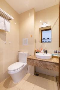 La salle de bains est pourvue de toilettes et d'un lavabo. dans l'établissement Homestay saigon Airport, à Hô-Chi-Minh-Ville