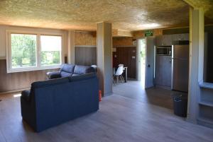 a living room with a couch and a kitchen at CELTAINER in Maceda