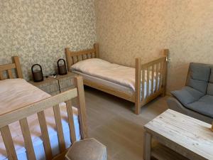 a room with two bunk beds and a couch at Hotel SHIBI in Jut'a