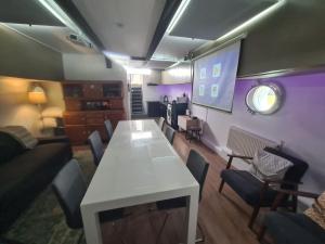 TV a/nebo společenská místnost v ubytování De Coaster & Aquarium Ponton