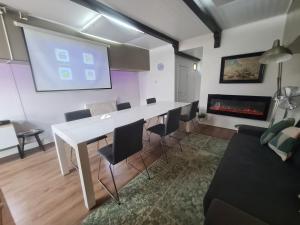 TV a/nebo společenská místnost v ubytování De Coaster & Aquarium Ponton