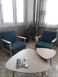 a waiting room with two chairs and a coffee table at Hostal Moreno in Silla